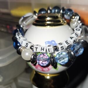 Beaded Bracelet with 'Tis the Season' Message